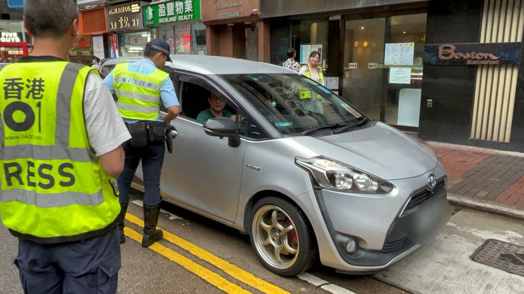 七人车由拖车公司拖回路面。杨伟亨摄