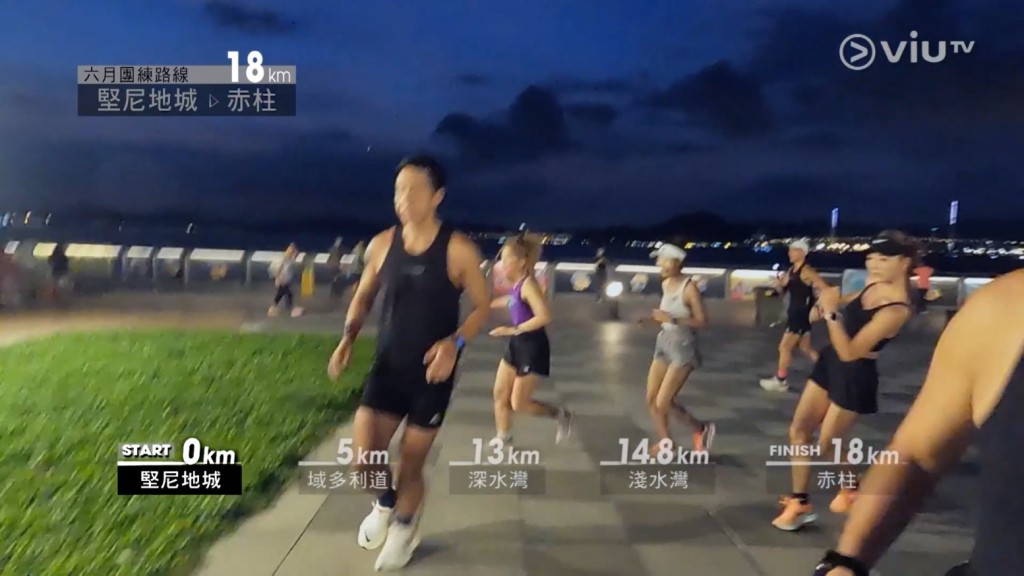 柳俊江联同一众跑友们在晚上一同由坚尼地城跑入赤柱，全程约18公里。