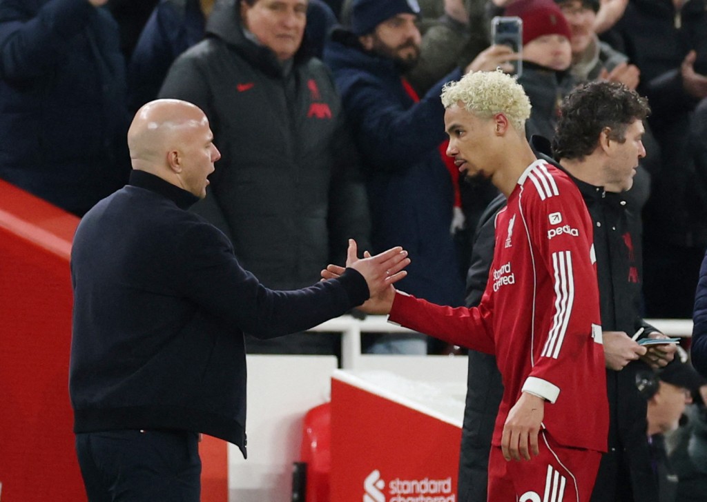 利物浦主帥史洛特(左)大讚艾基迪基和域斯的連線。路透社