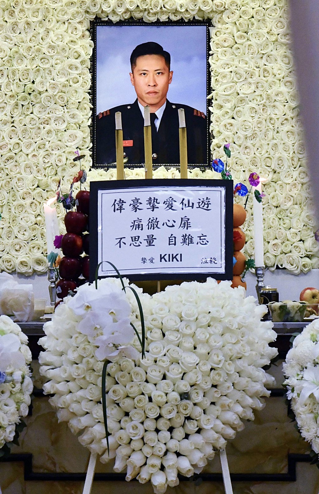未婚妻Kiki的心形花牌擺放中央，寫有「偉豪摯愛仙遊，痛徹心扉，不思量，自難忘」，教人心酸。