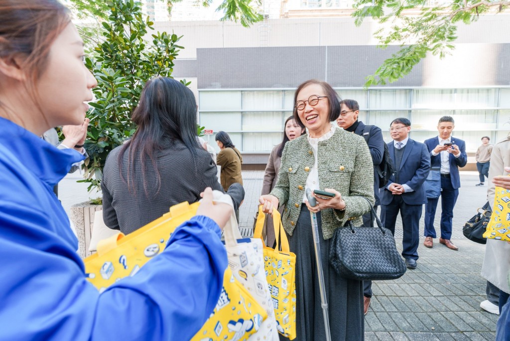 「賽馬會藥健同心藥物支援網絡」諮詢委員會召集人陳肇始教授, GBS, JP聯同多位諮詢委員會成員參觀《藥定您社區同樂遊》宣傳車。