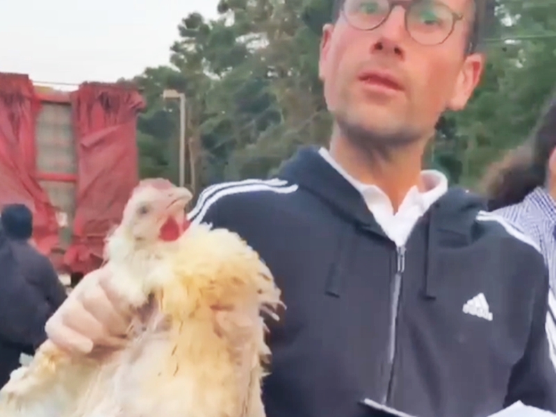 該男子對阻止他的女子表示:「我有權利這樣做」。「Animal Reality Exposed」Facebook影片截圖