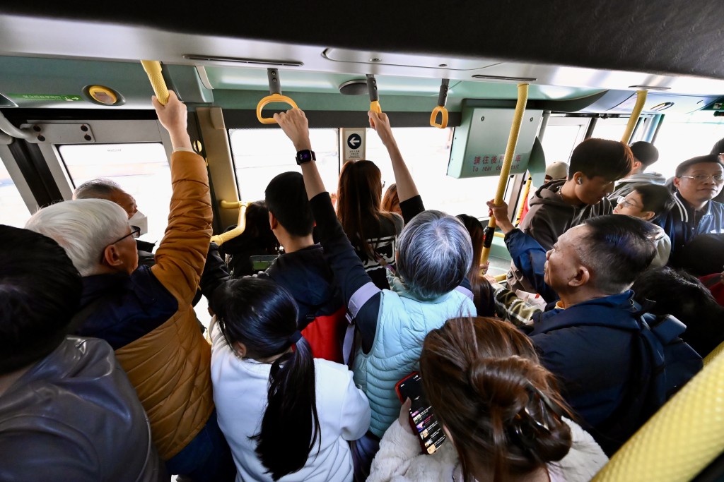 乘搭公共巴士、私家小巴、貨車等商用車時,如座位已裝設安全帶,司機或乘客均必須佩戴。 乘搭公共巴士、私家小巴、貨車等商用車時,如座位已裝設安全帶,司機或乘客均必須佩戴。