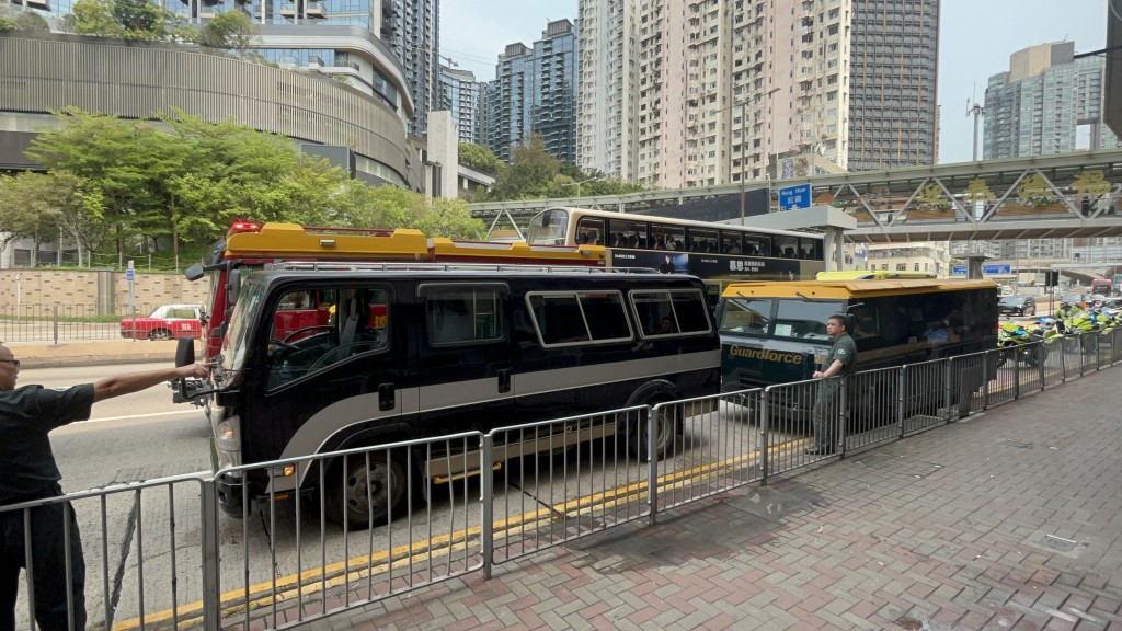 靈車與解款車相撞。楊偉亨攝