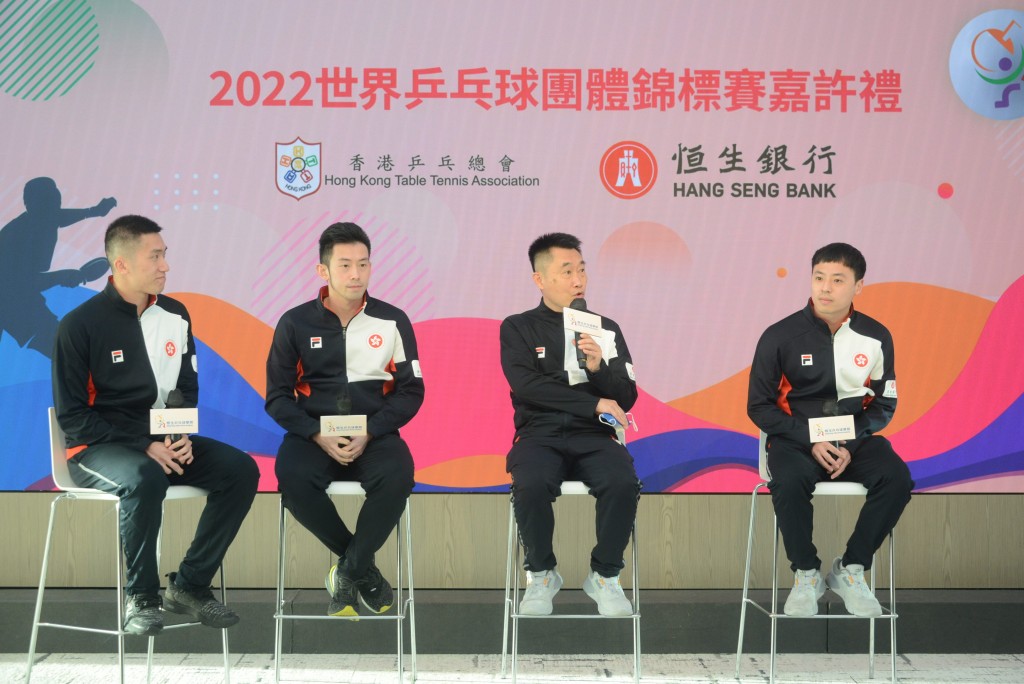港队总教练陈江华(右2)表示，球队本月将进行冬季训练。 本报记者摄