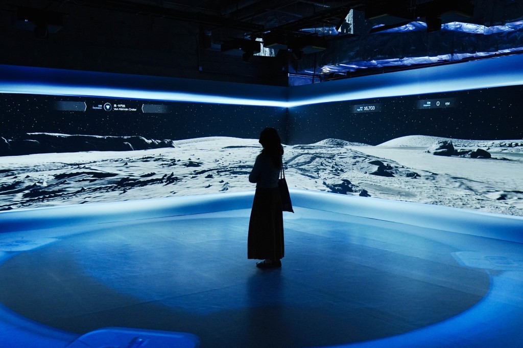 「飛奔到月球」沉浸式太空展 虛擬與紀實交錯 多重感官探月快線