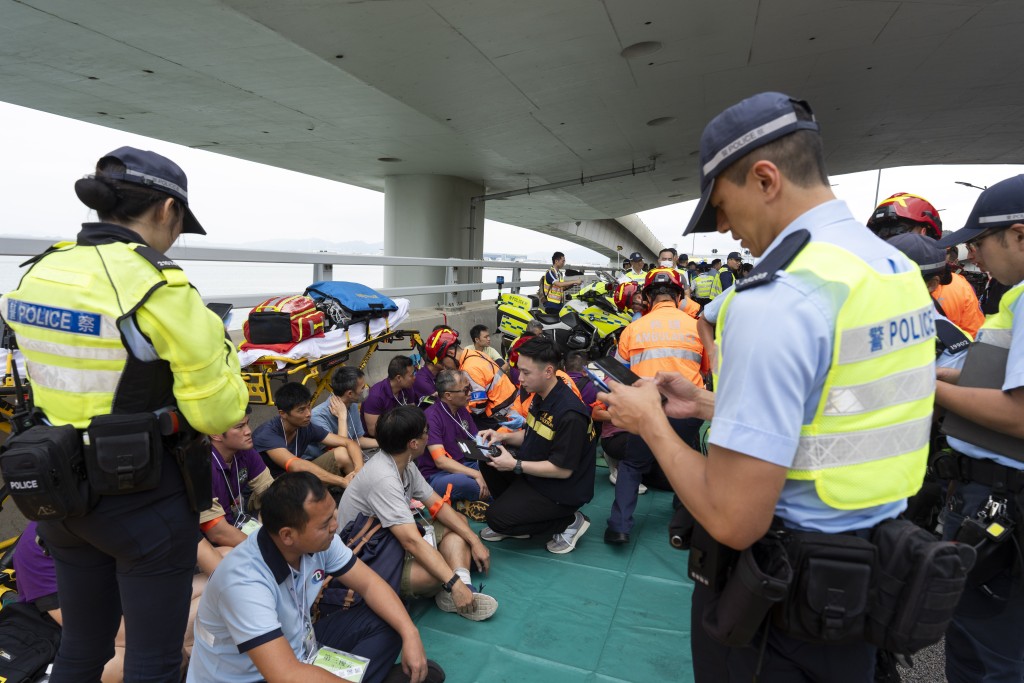 入境事務處和警務處人員向傷者提供協助。政府新聞處圖片 入境事務處和警務處人員向傷者提供協助。政府新聞處圖片