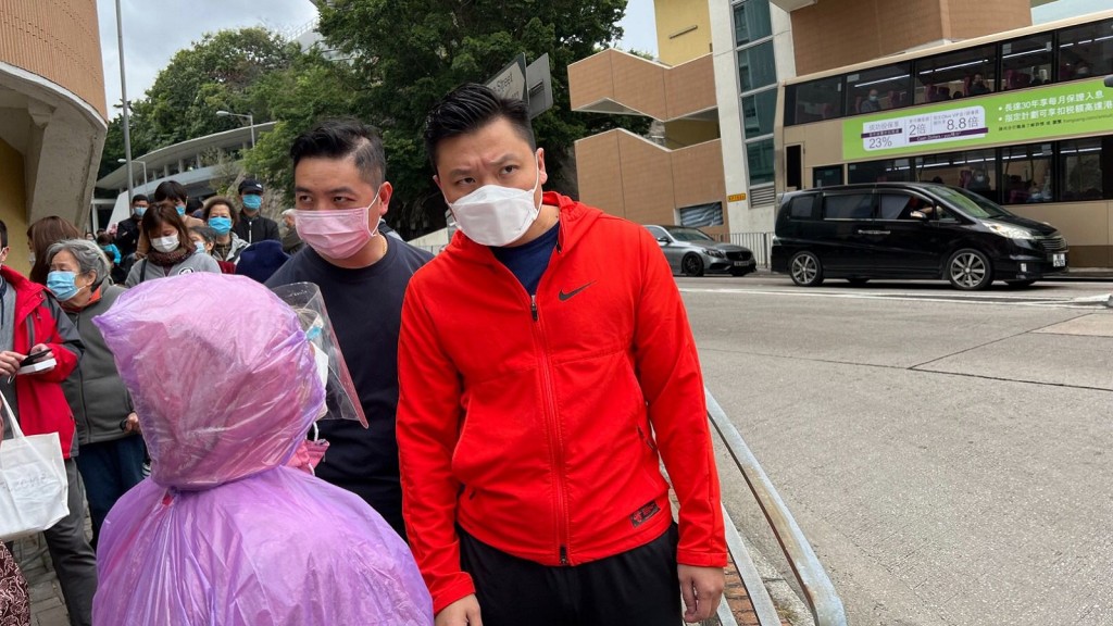 鄭泳舜走訪被圍封的富昌邨及深水埗區內檢測點。