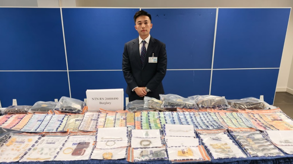 新界北總區重案組署理總督察吳斯軒交代案情。黃文威攝 新界北總區重案組署理總督察吳斯軒交代案情。黃文威攝