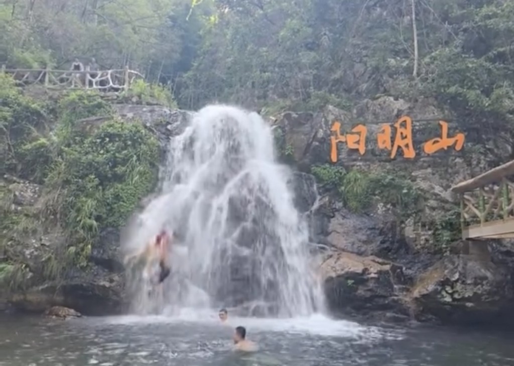 湖南景區2名遊客從瀑布掉落,期間撞上岩石。縱覽新聞 湖南景區2名遊客從瀑布掉落,期間撞上岩石。縱覽新聞