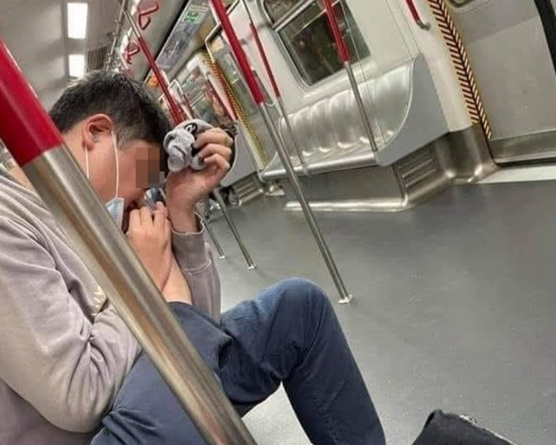 男子公然在地鐵車廂內吮腳趾。屯門公路塞車關注組 Yu Alan FB