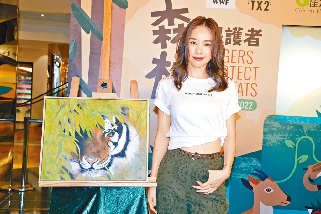 鄧麗欣的老虎畫作會印製成紀念T恤 義賣。