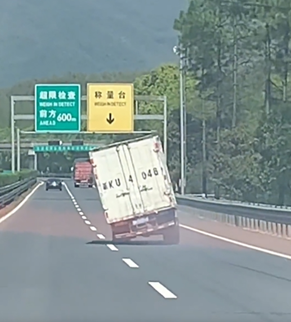  涉事的貨車在高速上搖擺不定卻未有停車。網片截圖