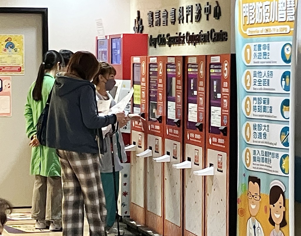 現時病人於診所輪候看醫生的流程繁複。資料圖片 現時病人於診所輪候看醫生的流程繁複。資料圖片