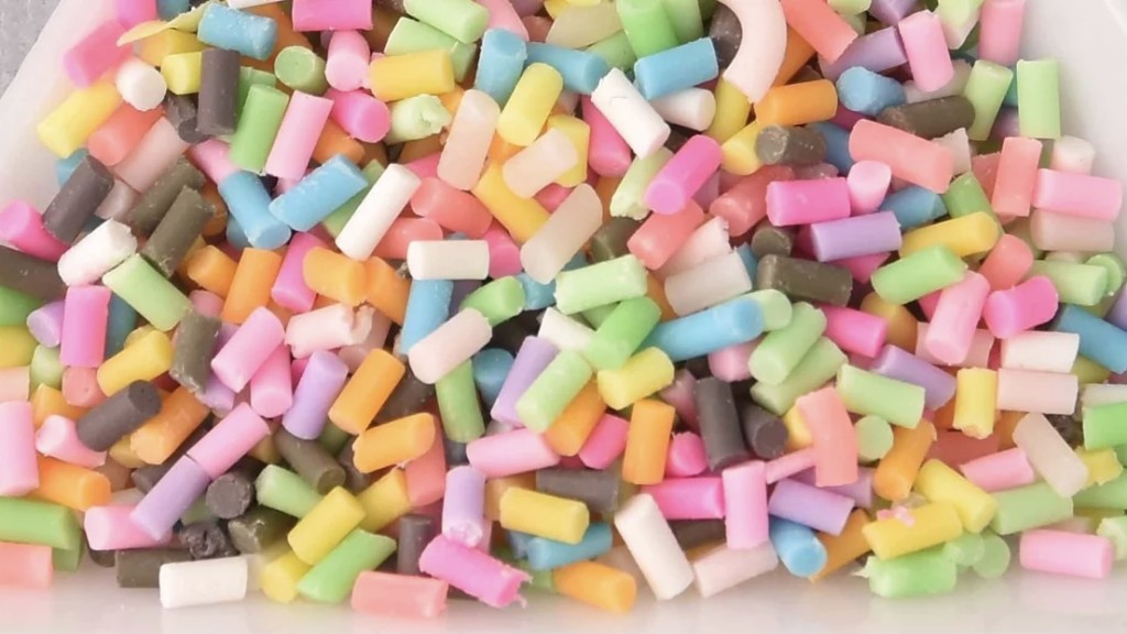 涉事朱古力彩針幾可亂真，但材料為塑膠，僅用於食物模型。  （示意圖）