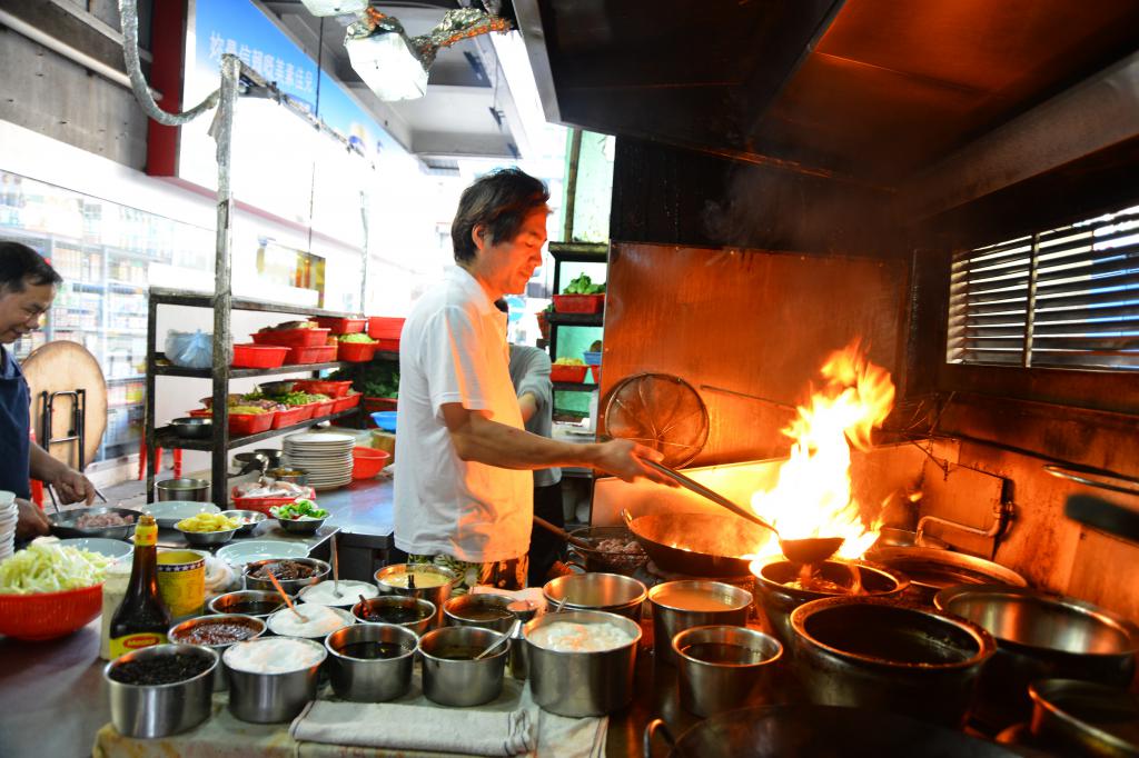 各式餐馆及大排档兴起，成就美食天堂。