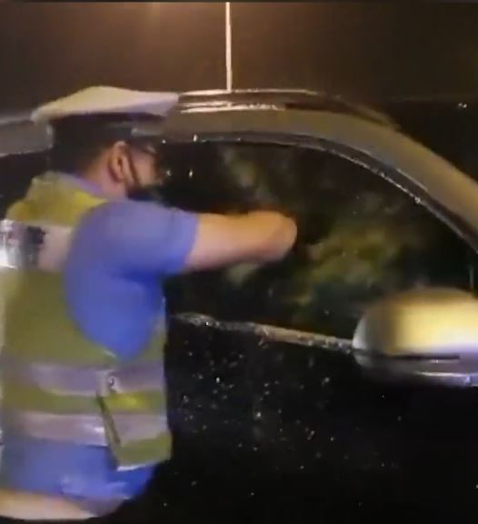 姜男飲了1.5公斤白酒後靠智駕開車上高速公路，途中睡著。澎湃新聞