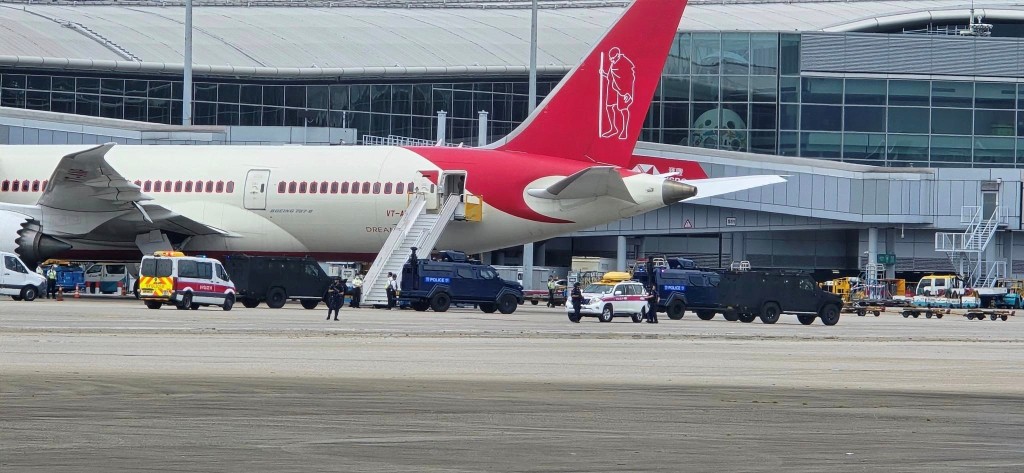 大批香港警員今日上午在一部印度航空一客機外戒備。香港機場實況討論區FB