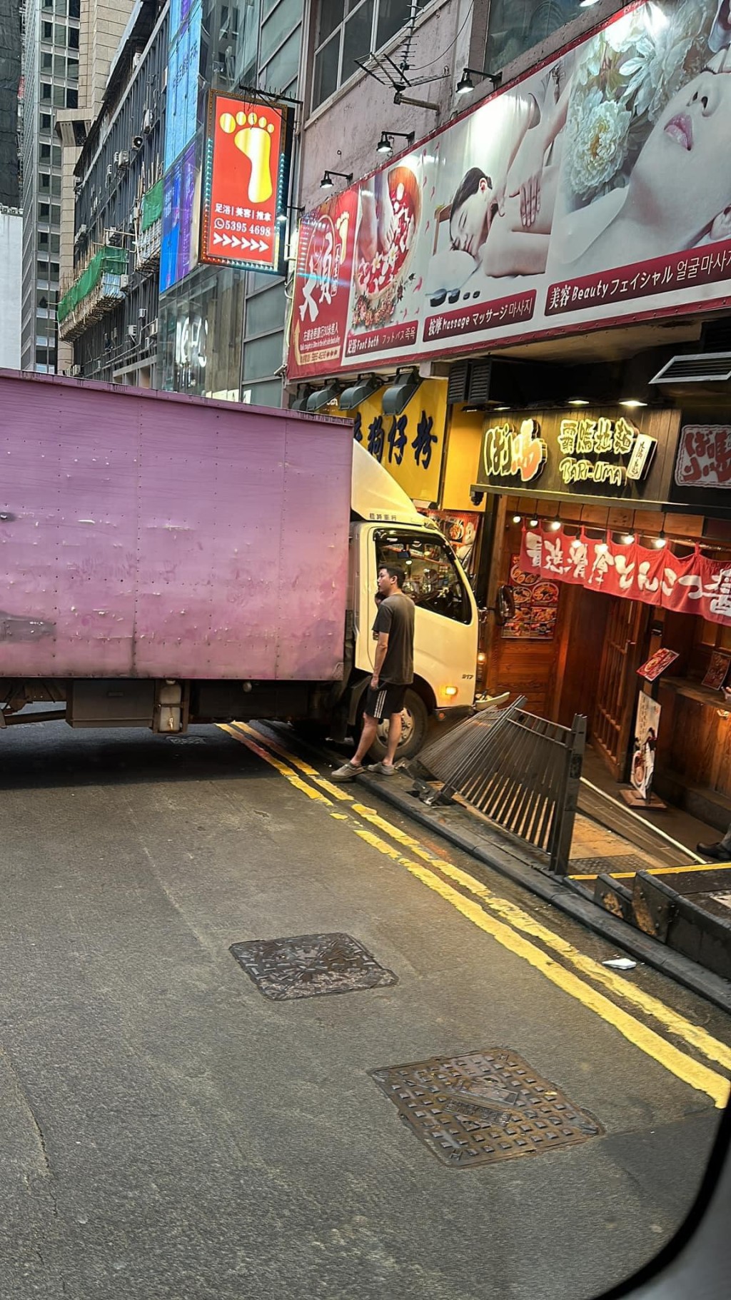 一辆货车驶至德己立街交界时失控，撞毁路边铁栏后，再冲上行人路。网上图片