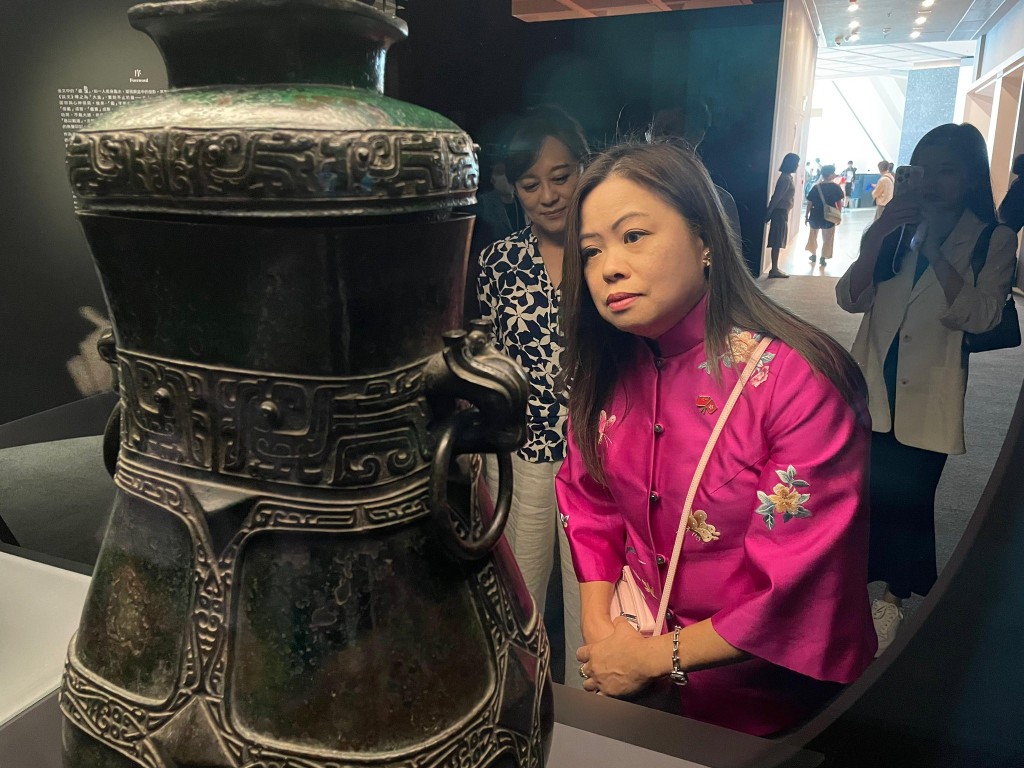 羅淑佩參觀香港藝術館「鑑古識今──敏求精舍六十五周年」專題展覽。羅淑佩FB圖片 羅淑佩參觀香港藝術館「鑑古識今──敏求精舍六十五周年」專題展覽。羅淑佩FB圖片