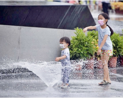 天文台預料今日本港天氣酷熱，市民應慎防中暑。資料圖片