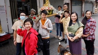 市建局義工協助泰人組織將浴佛儀式和巡遊所需的佛像運送到潑水節活動場地。(韋志成網誌)