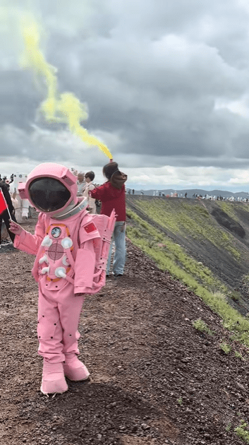 内蒙乌兰哈达火山地质公园似足外太空，引来大量“太空人”打卡。 微博