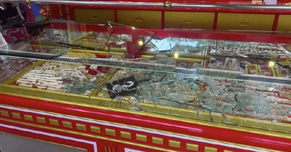 据统计，被抢走的金饰总值约38万泰铢（约9.25万港元）。微博＠泰国星暹传媒  ​