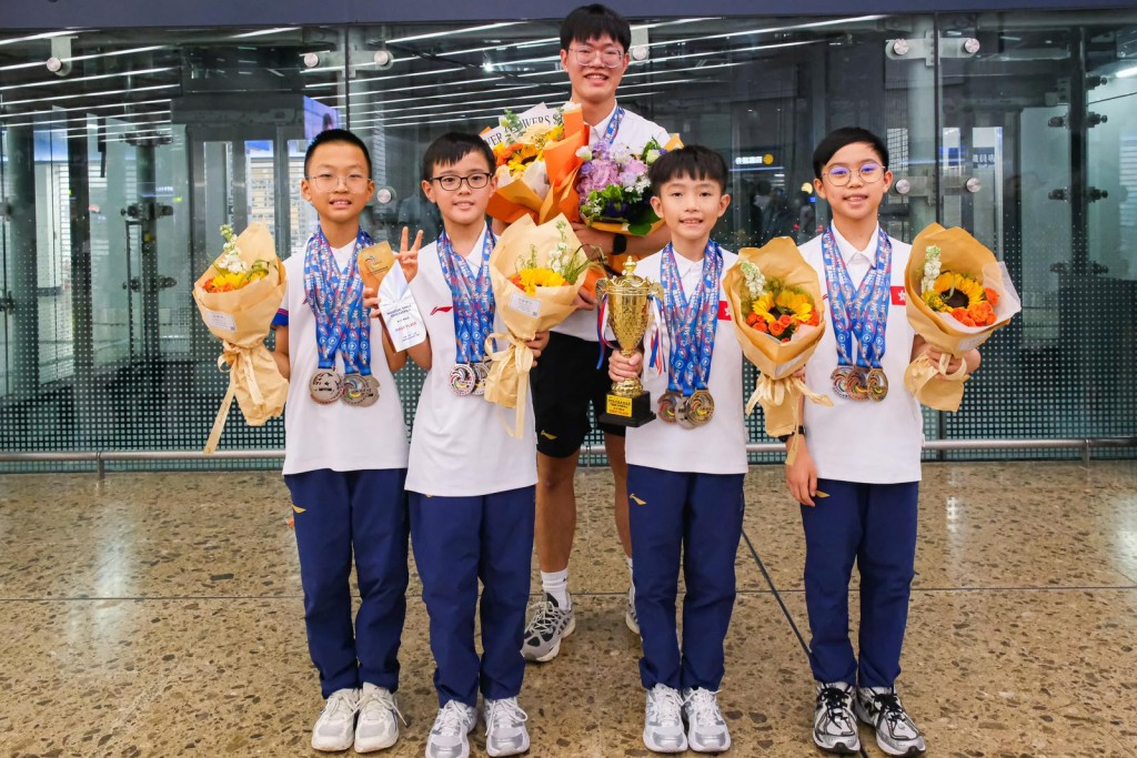 香港花式跳繩會教練之一的梁珀瑋,教導有方,左起:歐梓禧、陸鏗善、何敬略和葉天行在亞錦賽的交互繩速度跳接力比賽(4x30秒)的9-11歲團體男子組中奪銀牌。 香港花式跳繩會教練之一的梁珀瑋,教導有方,左起:歐梓禧、陸鏗善、何敬略和葉天行在亞錦賽的交互繩速度跳接力比賽(4x30秒)的9-11歲團體男子組中奪銀牌。