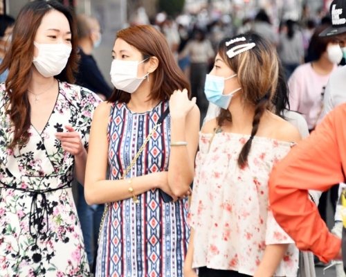 團隊推算,全港約三分一成年人在疫情期間都「舊罩重用」。資料圖片
