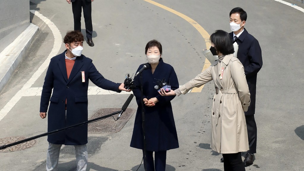 朴槿惠2022獲特赦後返抵大邱住處時受訪。 法新社 朴槿惠2022獲特赦後返抵大邱住處時受訪。 法新社
