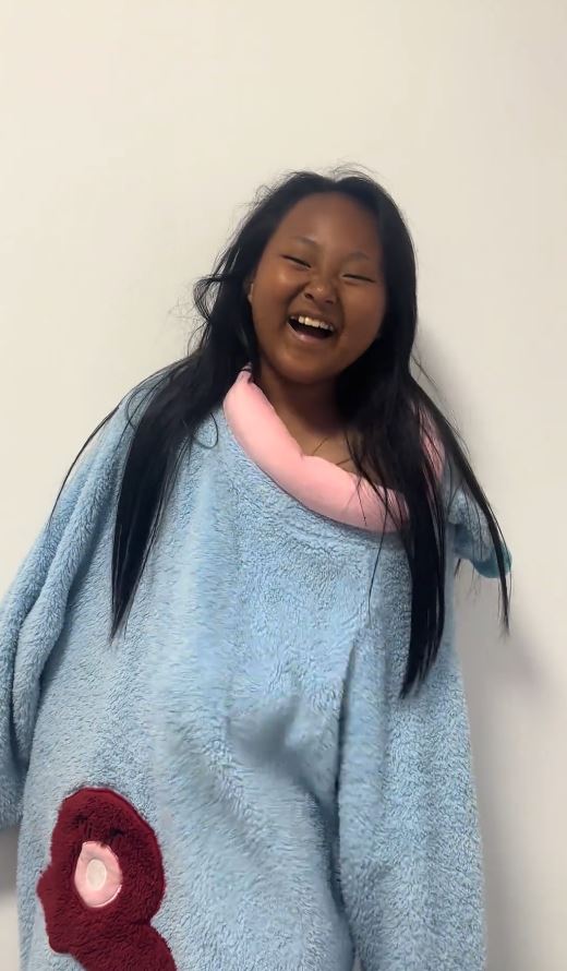 軒梓在泰國游水3日曬成「朱古力」成為網上熱話。