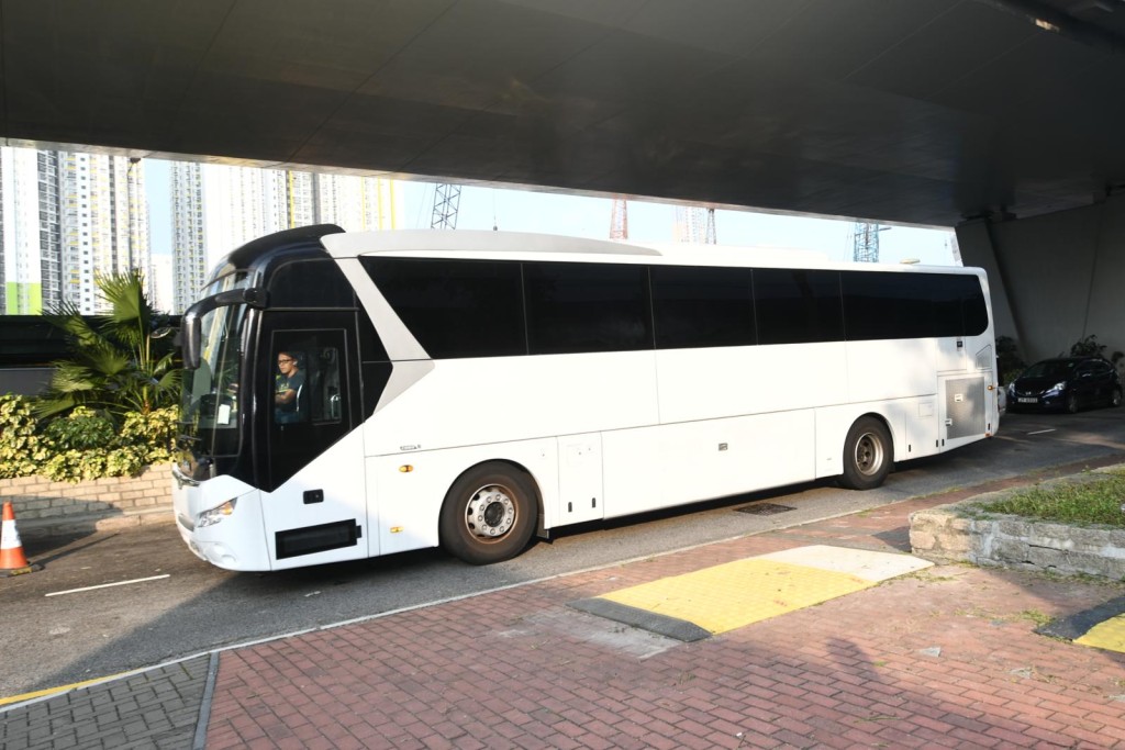 多名被告由旅遊巴接載上庭。