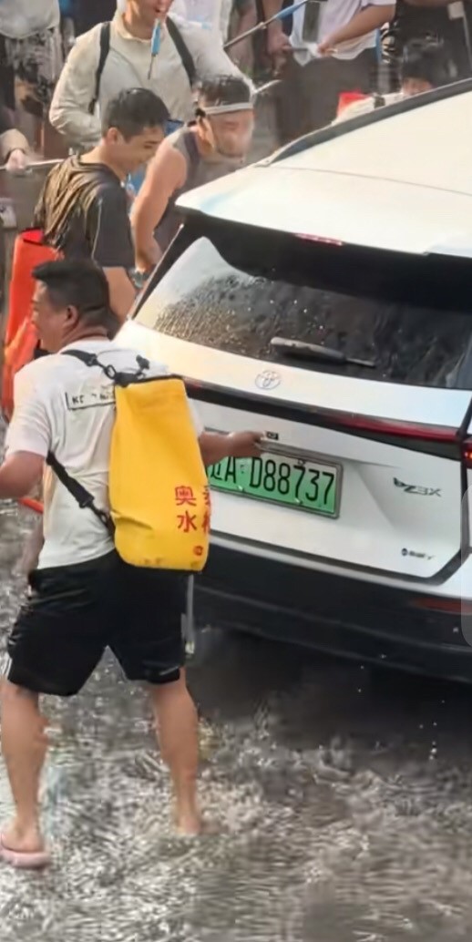 网民纷纷协助找出恶意开启岑女士车门的恶意射水男。抖音 网民纷纷协助找出恶意开启岑女士车门的恶意射水男。抖音