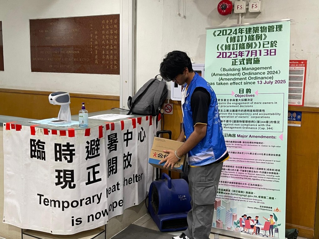 臨時避暑中心除有充足冷氣，還提供乾糧、杯麵等，讓有需要人士充飢。