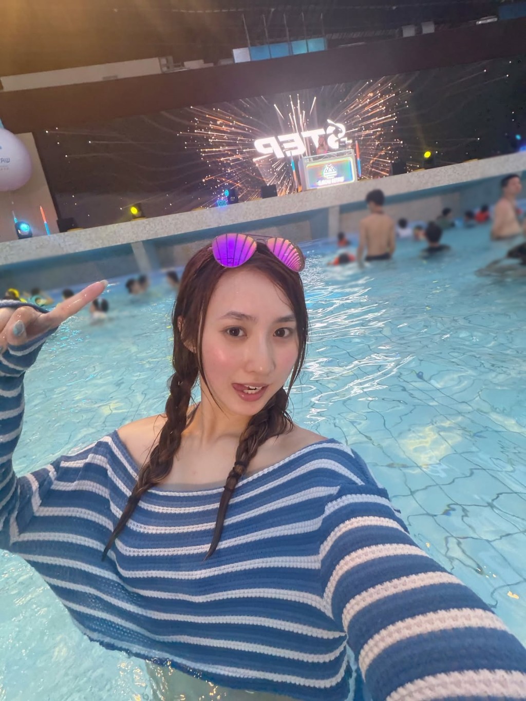 鍾柔美在比堅尼外加上短衫。
