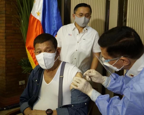 菲律賓總統杜特爾特接種中國國藥新冠疫苗。AP圖片
