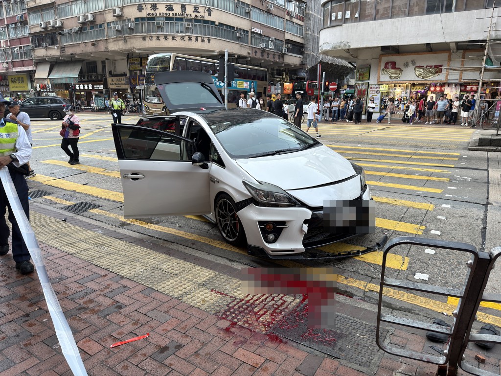 白色私家車前大灘鮮血。梁國峰攝