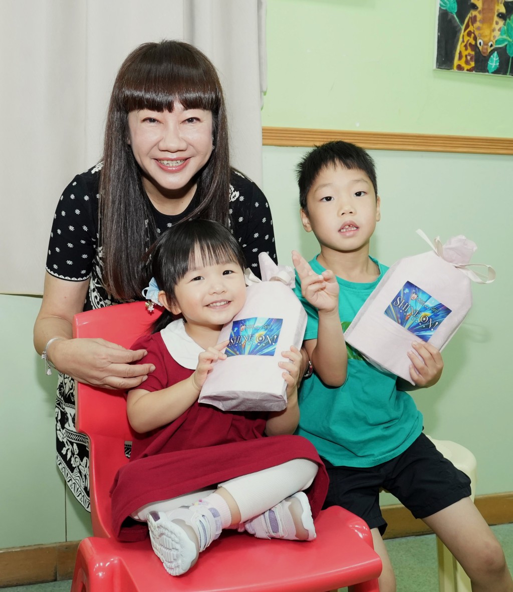 保良局譚毓楨主席送上禮物及祝福給兒童。