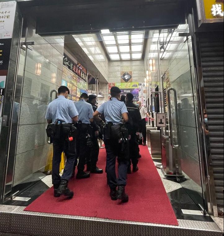 警方破獲旺角區內6個非法釣魚機賭場、2個色情光碟分銷中心以及1個賣淫場所。警方提供