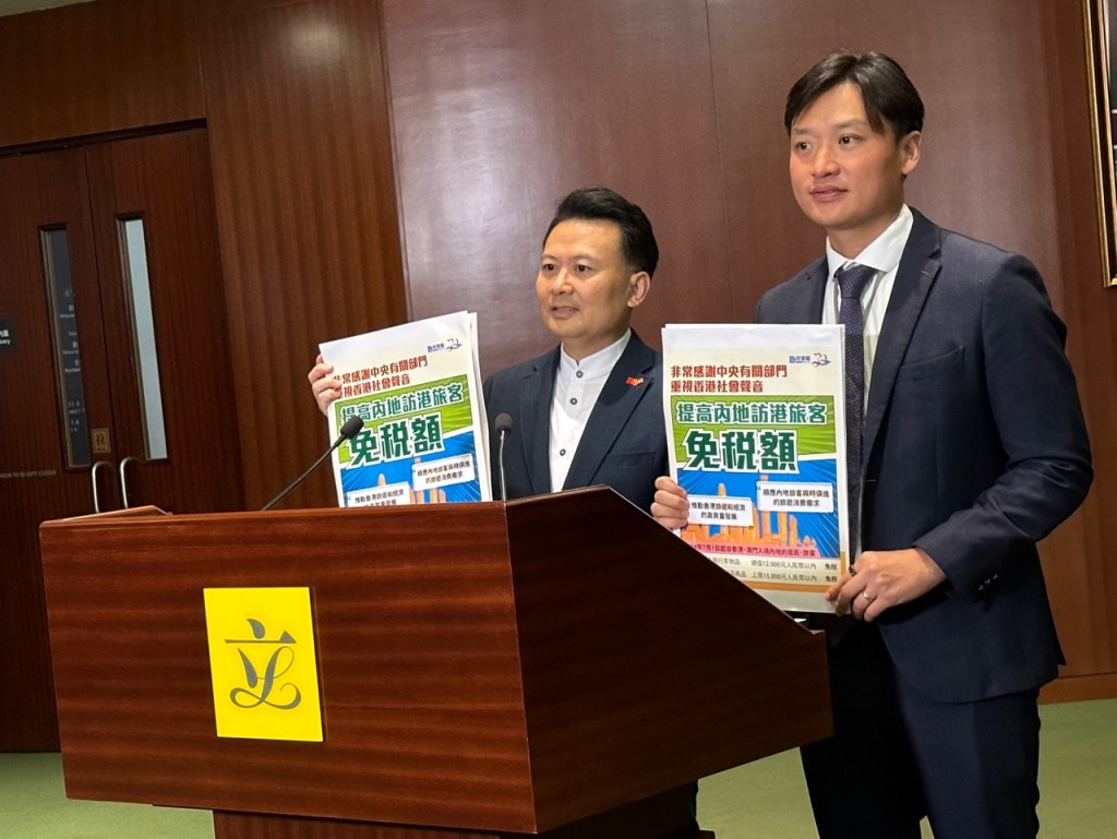 民建聯副主席陳勇(左)和立法會議員鄭泳舜感謝中央政府對香港的大力支持。張慧盈攝
