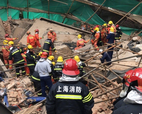 上海一間正在改建的汽車廠,發生坍塌事故。 網上圖片