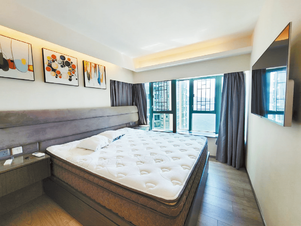 圖中睡房以淺色設計，空間感強。