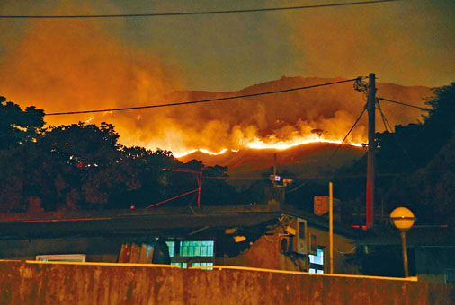 元朗崇山新村对上山头发生山火，山上呈现火龙。