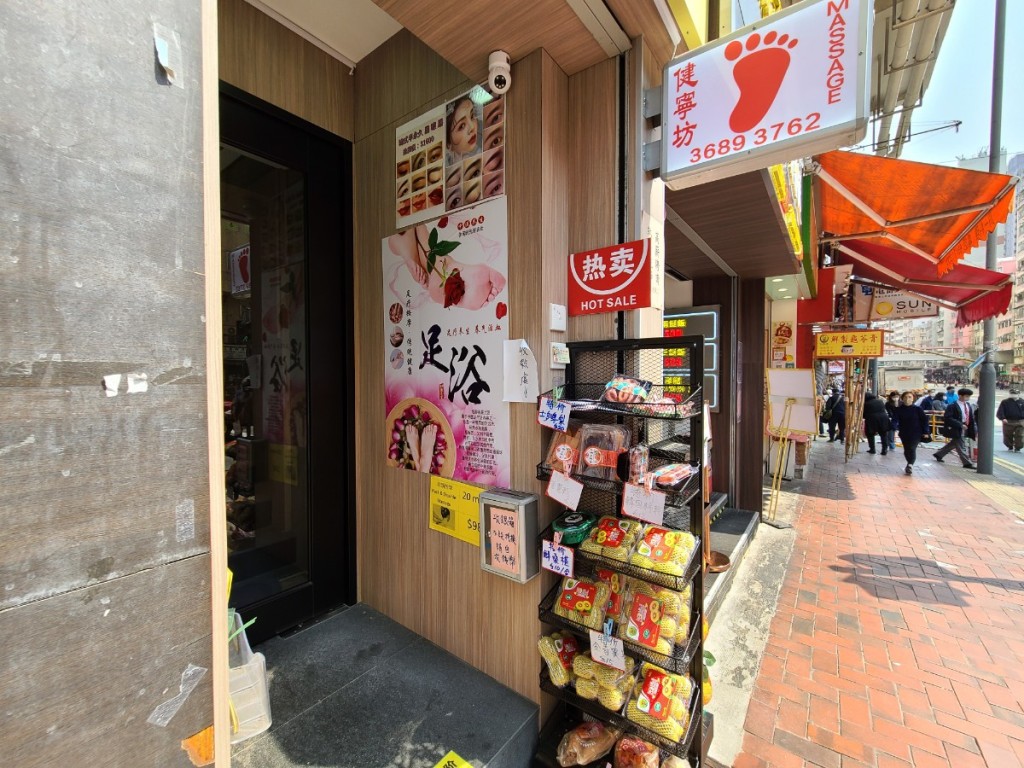 西灣河一間生果檔，因為採用無人店方式經營，近日成為街坊以至討論區熱話。