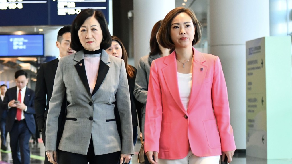 新民黨主席葉劉淑儀（左）為陳家珮（右）逆線行車一事，炮轟民建聯元老蔡素玉。