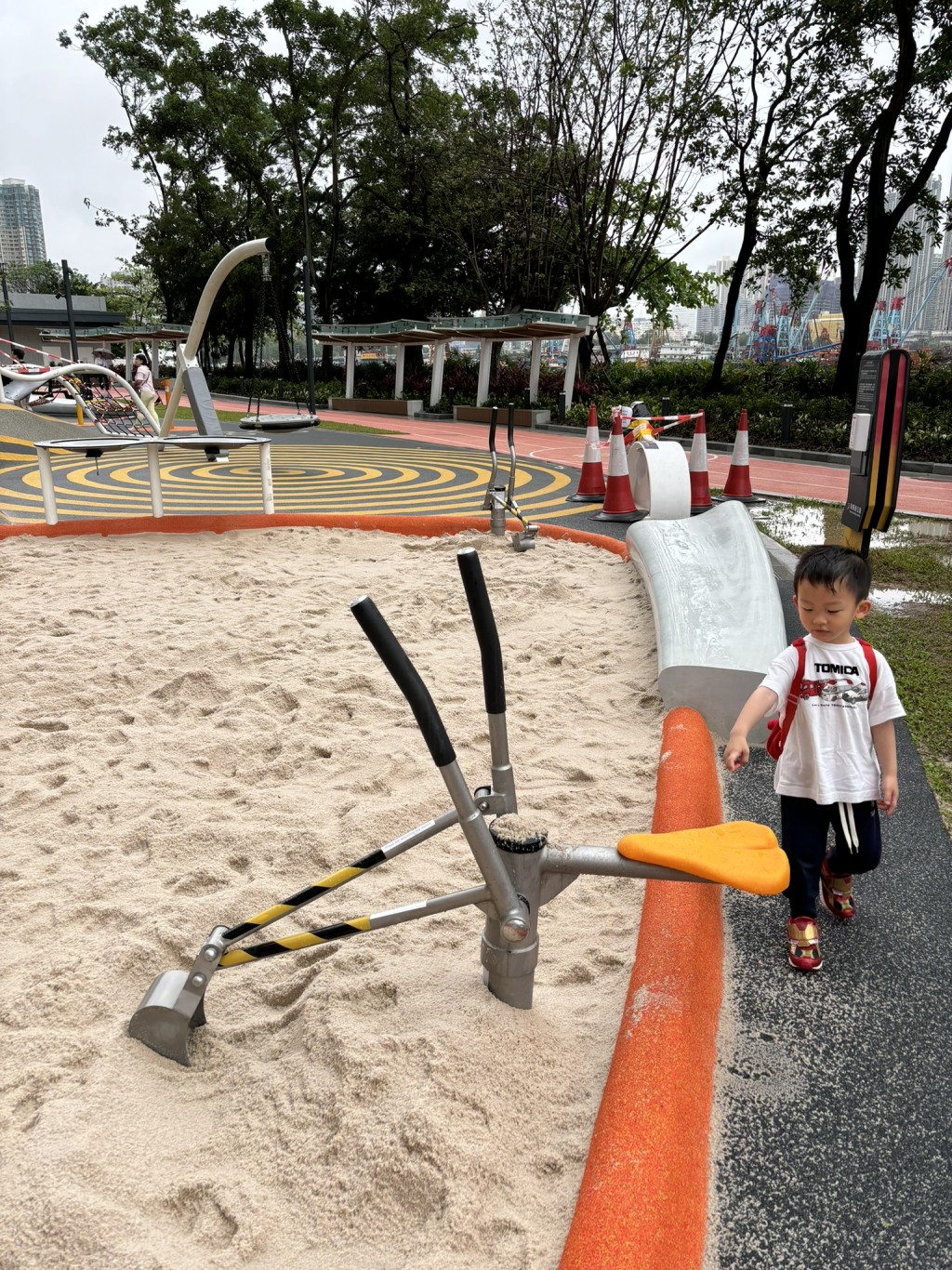這裏還有一個沙池和鏟泥車玩沙設施，園內有沖水裝置，可即場清潔。（圖片來源：《親子王》）