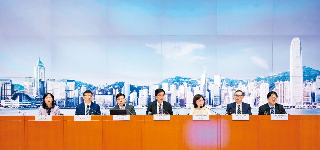 黃偉綸、孫玉菡、甯漢豪及林世雄日前公布輸入勞工安排細節後，昨日再就計畫「解畫」。