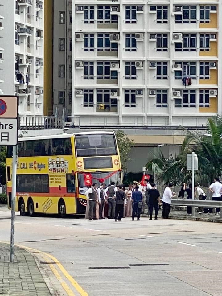 吸睛的巴士花車。fb「北區靠北」截圖