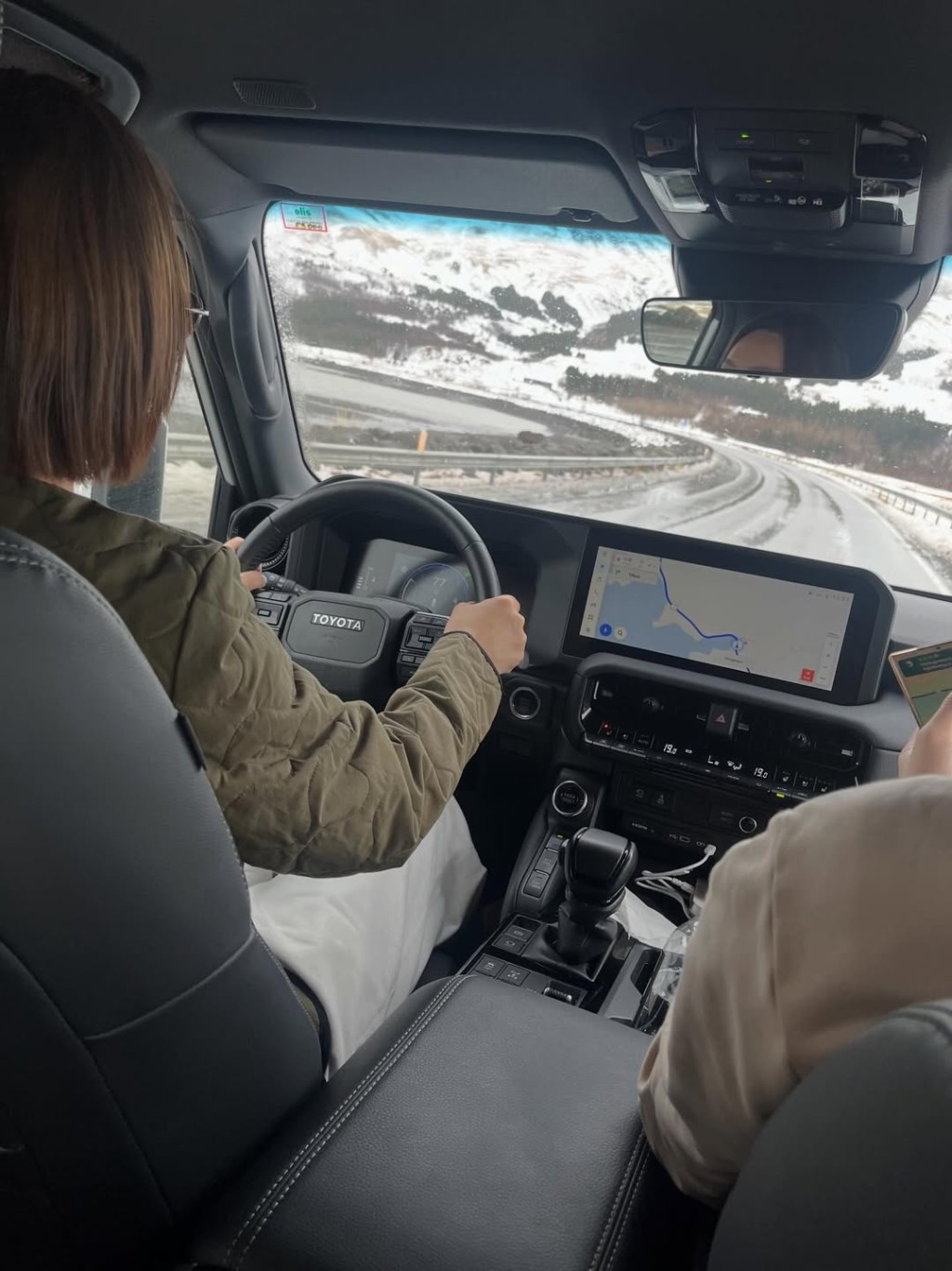 高海寧並非獨遊,駕車時見到友人在旁。 高海寧並非獨遊,駕車時見到友人在旁。